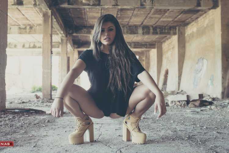 Natalie 007 на корточках