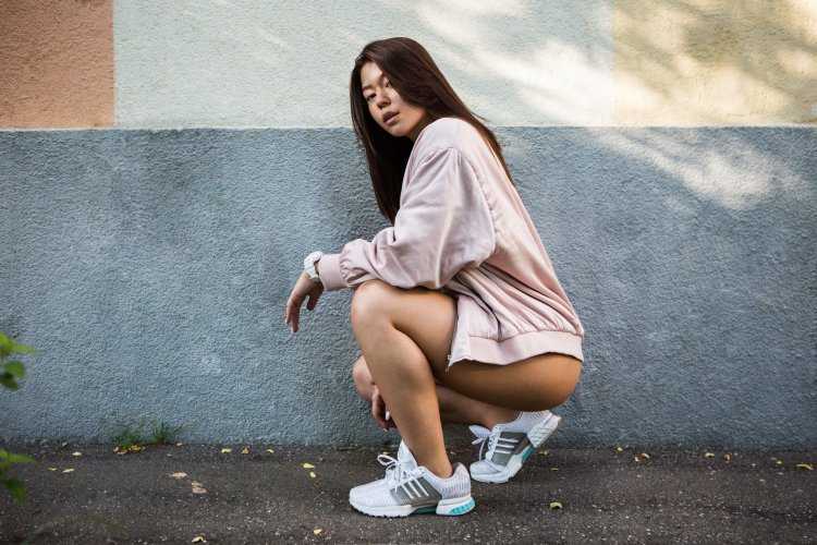 Natalie 007 на корточках