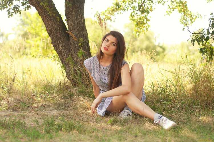 На природе девушки студентки