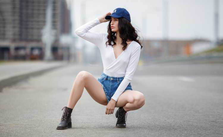 Девушки на корточках