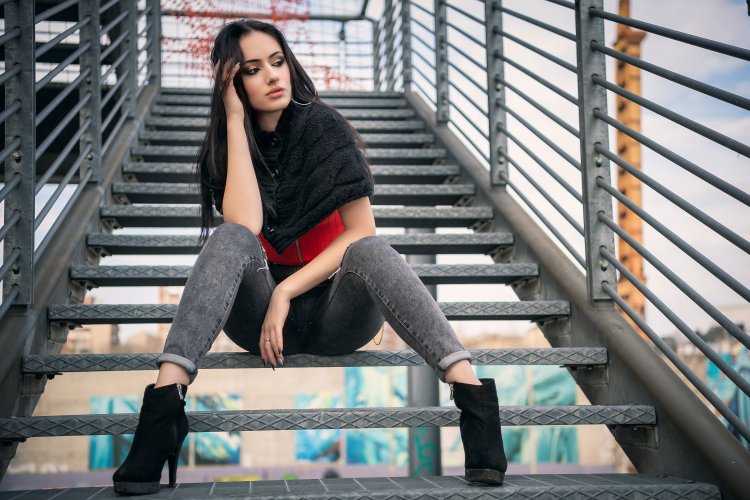 Девушка сидит на ступеньках