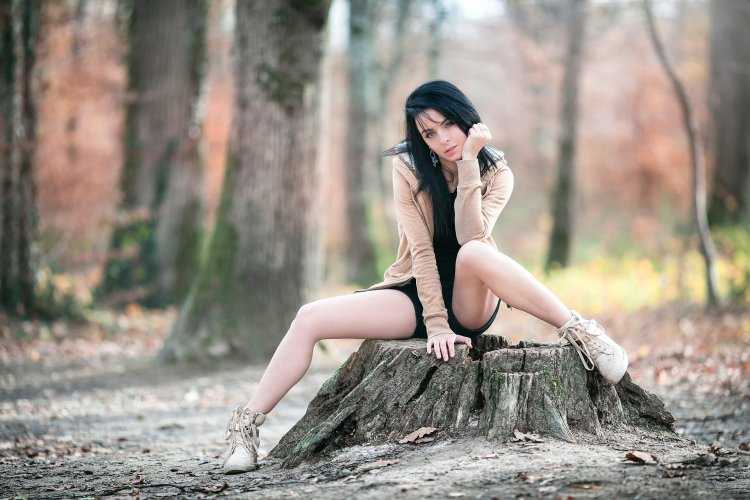 Присела на корточки