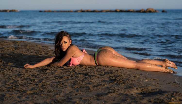 Девушка на пляже