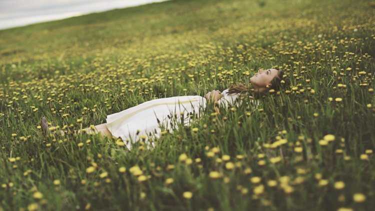 Девушка лежит на траве