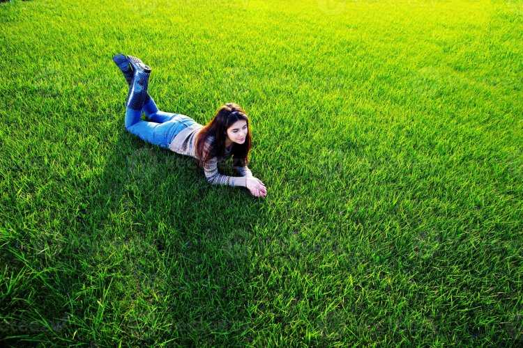 Искушающая девушка на зеленом газоне