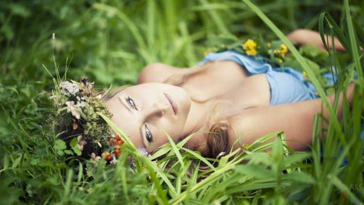 Фотосессия в траве летом