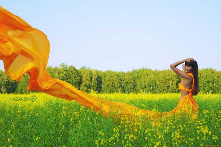 Шатенка в оранжевом