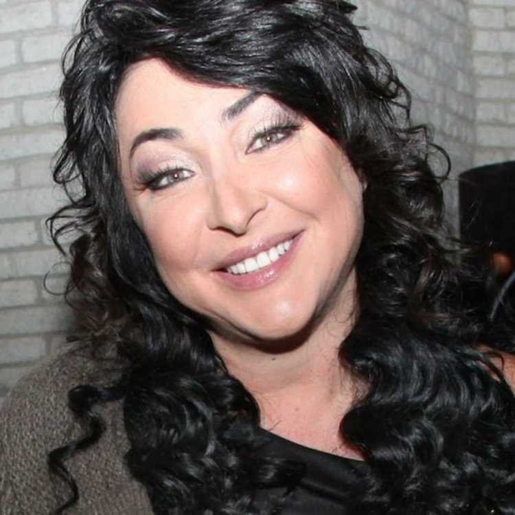 Лолита Милявская улыбается