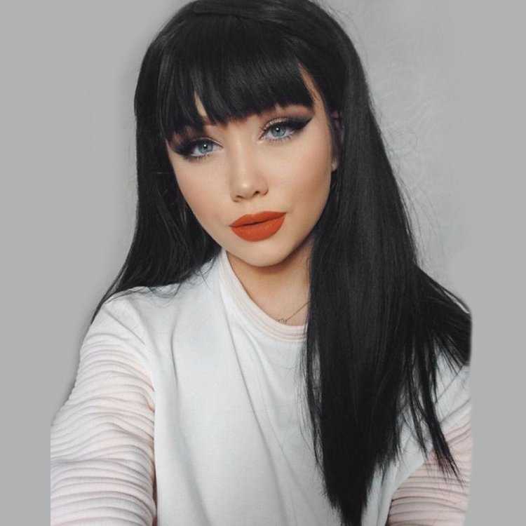 Черный цвет волос с челкой