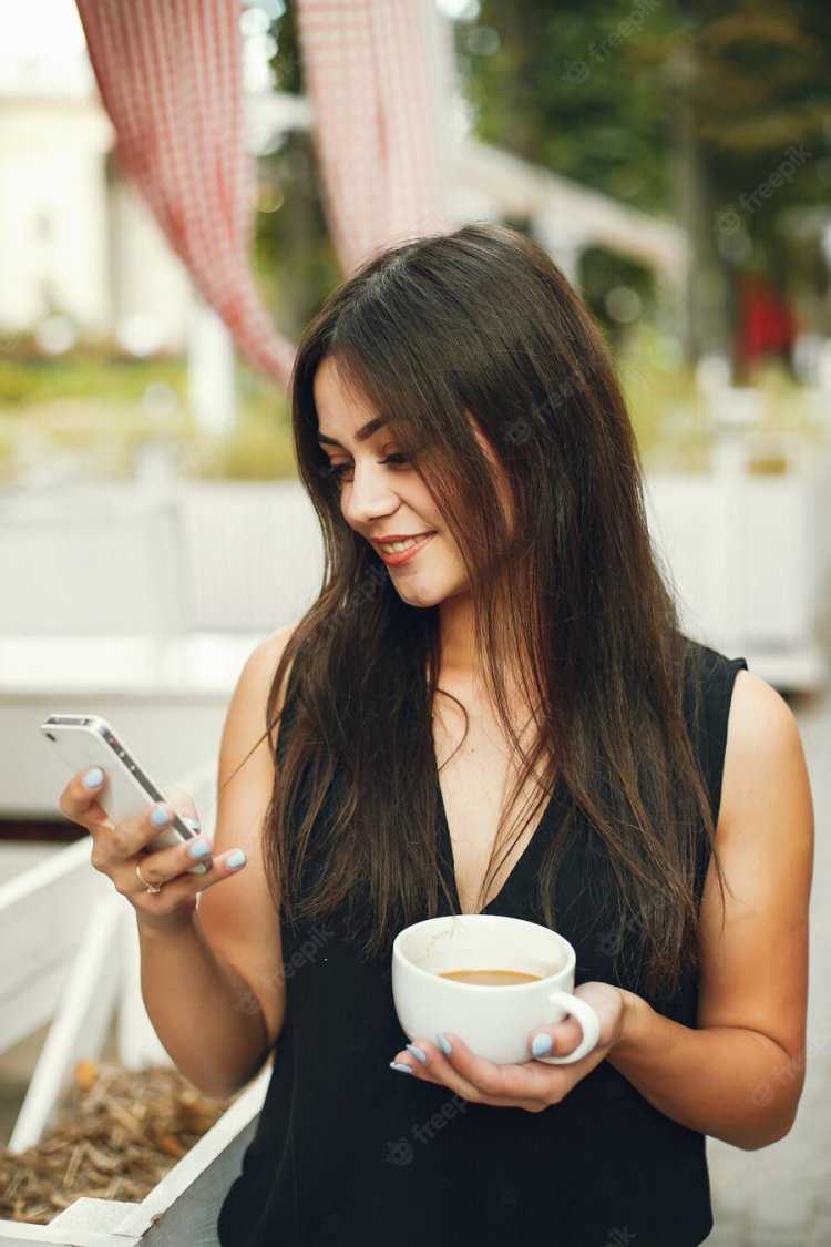 Брюнетка пьет кофе