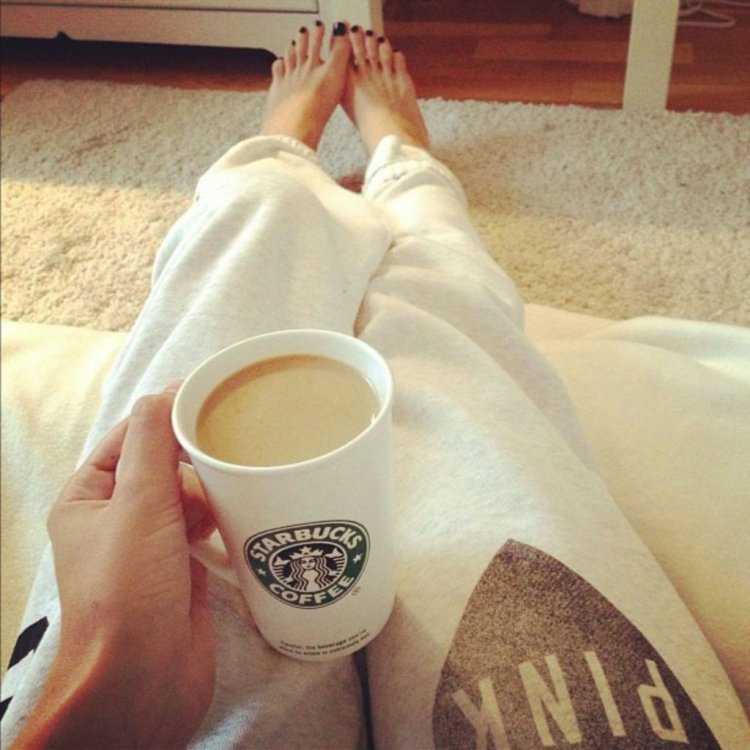 Девушка с кофем без лица