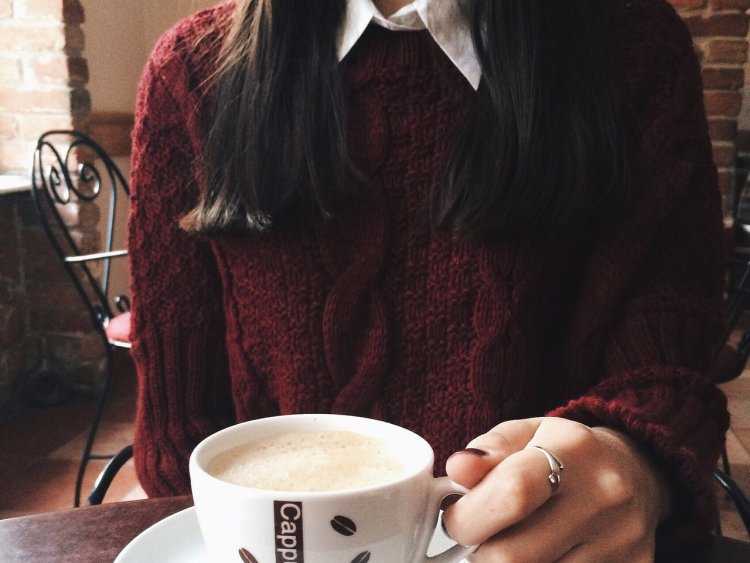 Девушка с кофе