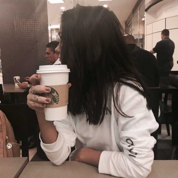 Брюнетки с чашкой кофе50