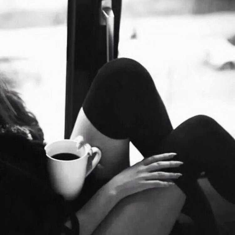 Брюнетка с кофе без лица