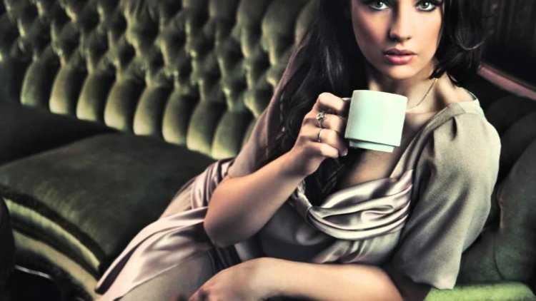 Брюнетка с чашкой кофе