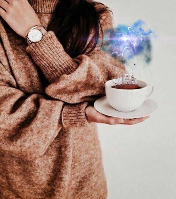 Девушка в свитере с кофе