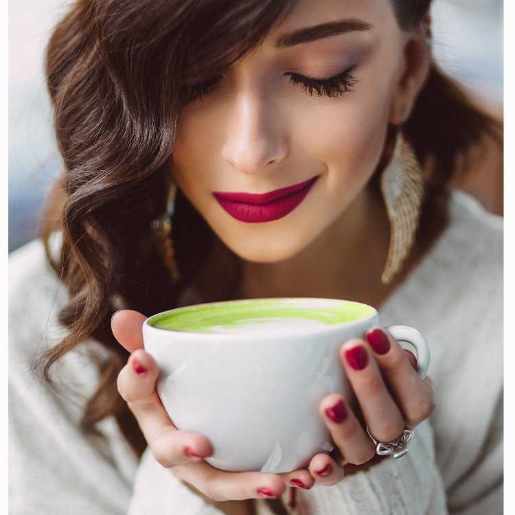 Брюнетки с чашкой кофе18