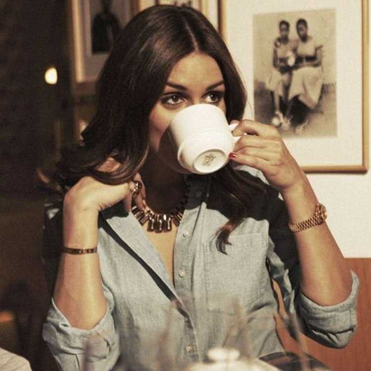 Девушка пьет кофе