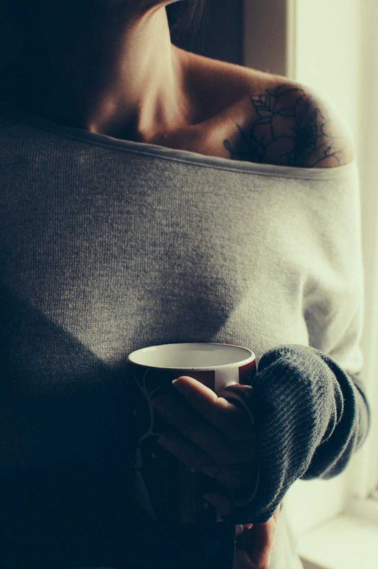 Девушка с кофе со спины