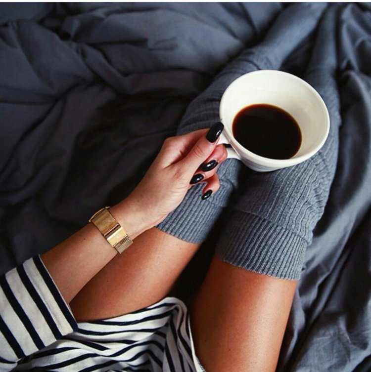 Брюнетки с чашкой кофе12