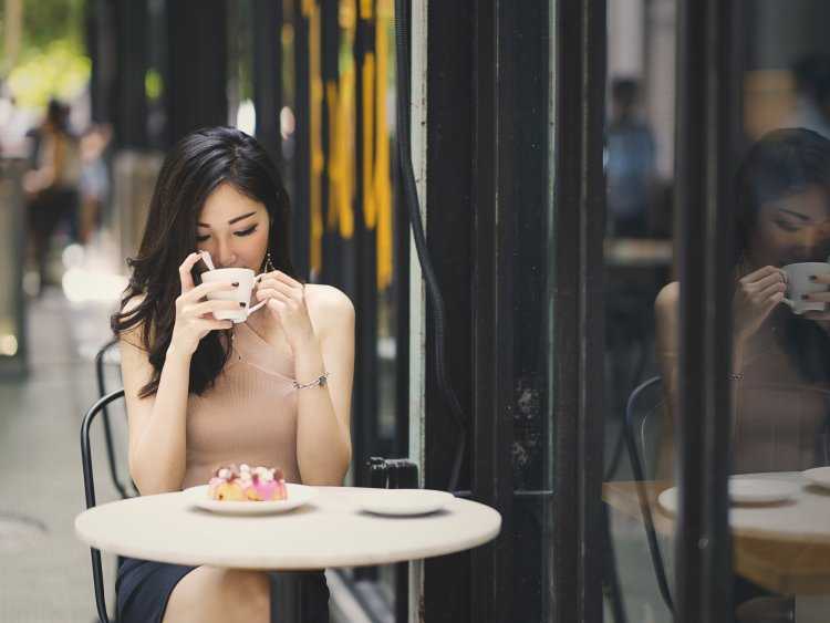 Девушка в кафе