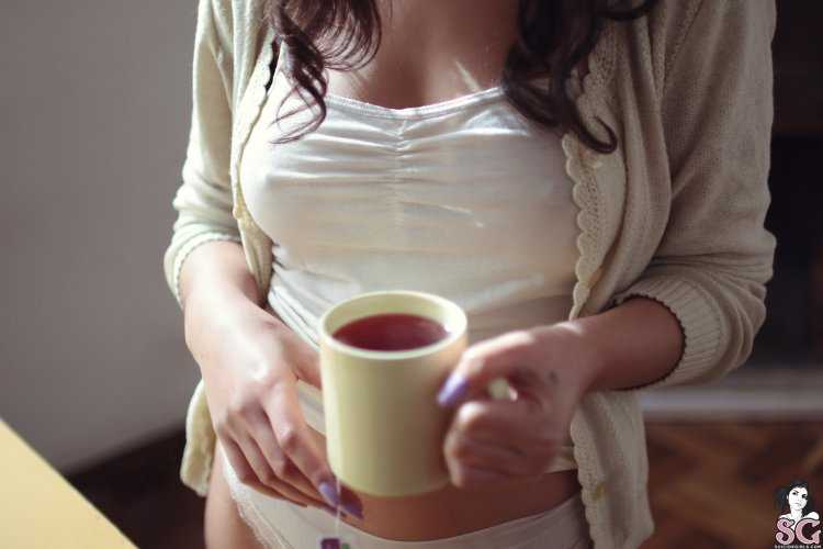 Брюнетка с чашкой кофе