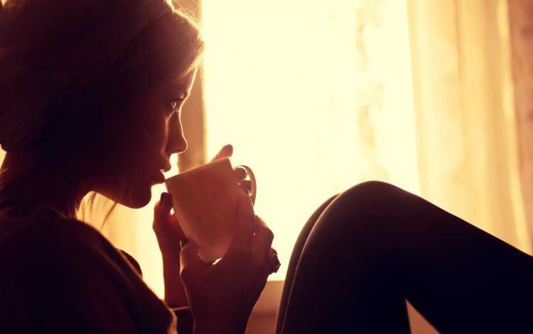 Брюнетки с чашкой кофе70