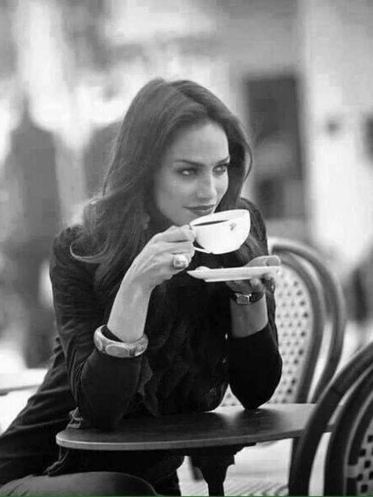 Девушка с чашечкой кофе