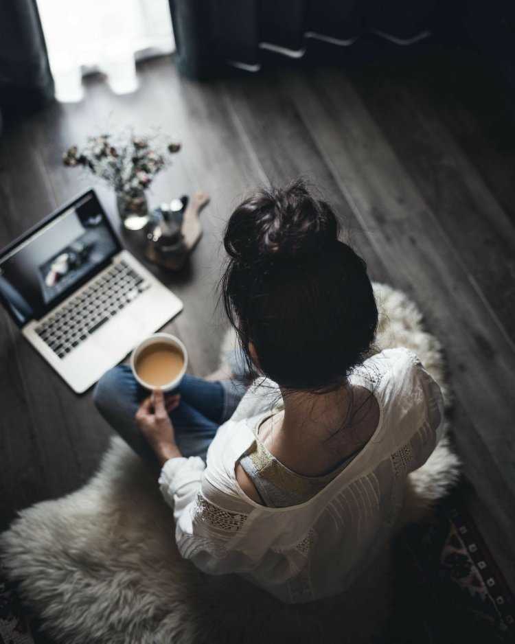 Девушка за компьютером со спины