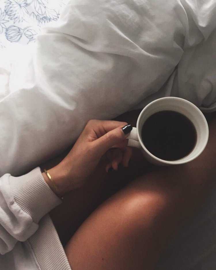 Девушки с чашкой в руках без лица