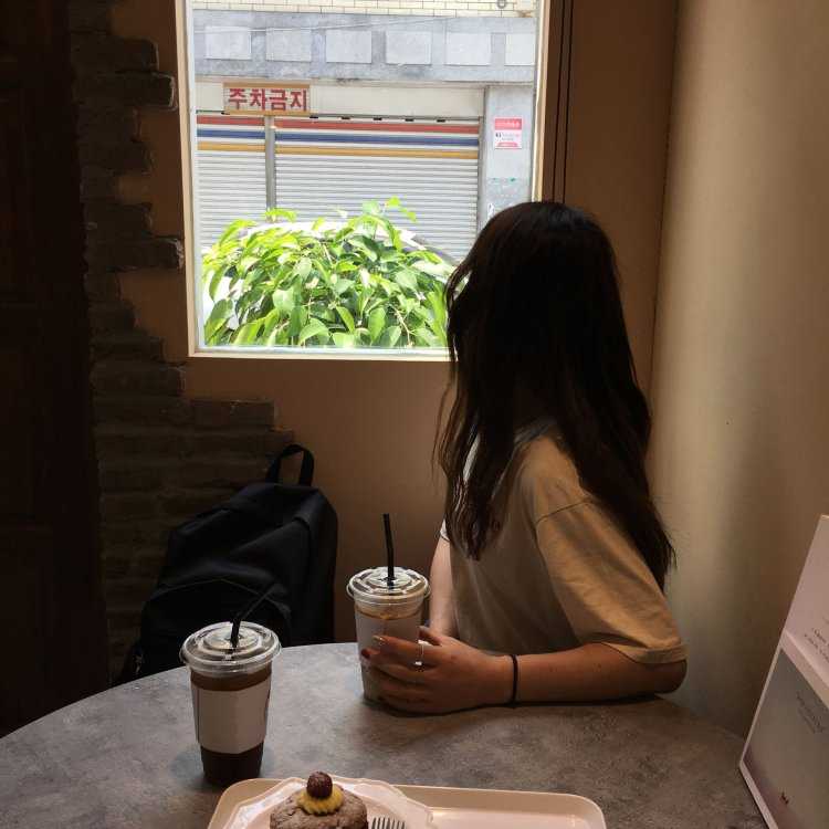 Девушка брюнетка в кафе