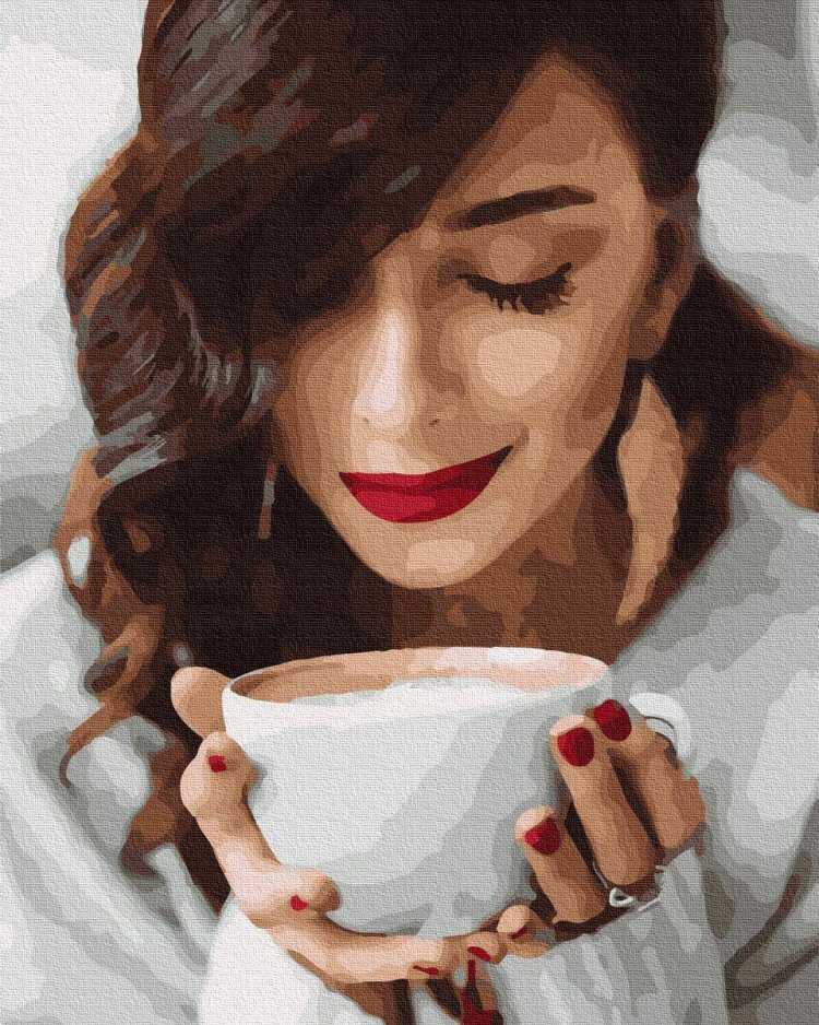 Девушка пьет кофе
