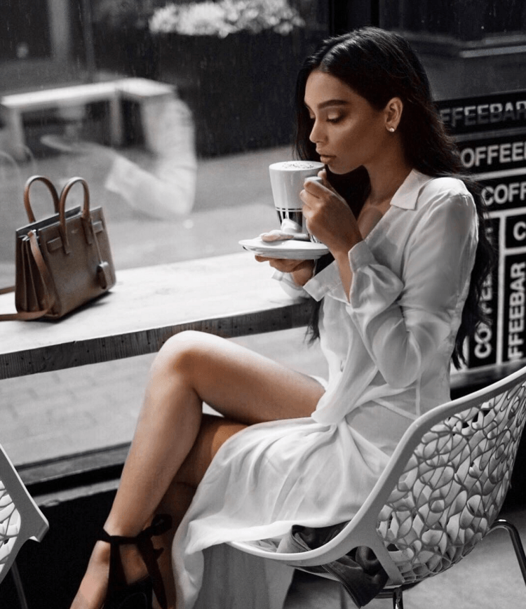 Элегантные женщины с кофе