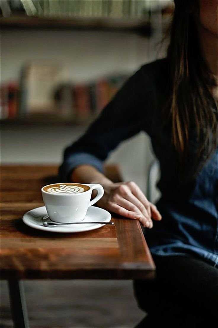 Брюнетка с чашкой кофе