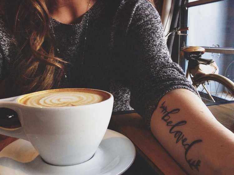 Девушка с кофе без лица