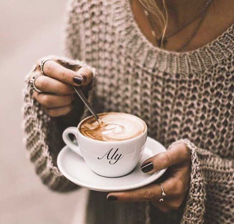 Девушка с кофе в руках