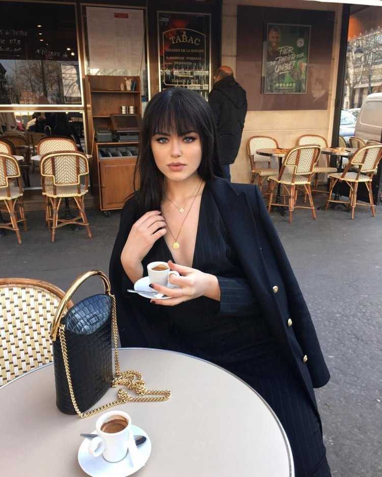 Кристина Базан с челкой и черными волосами