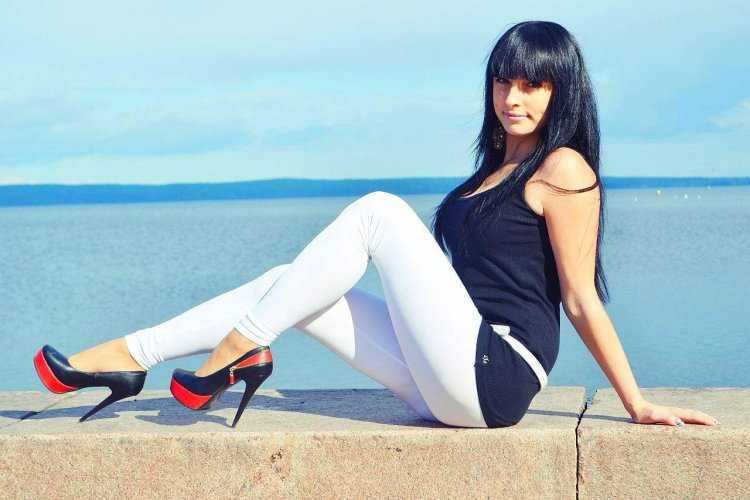 Высокие красивые брюнетки