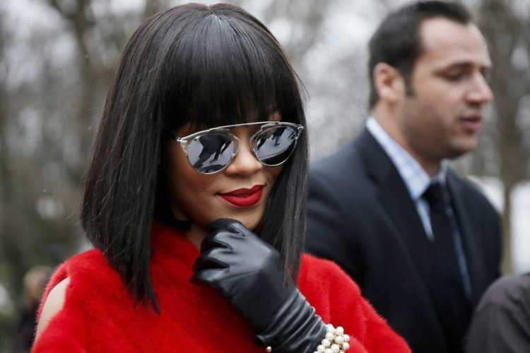 Брюнетка с челкой в очках