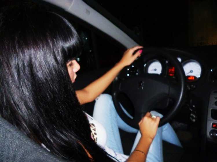 Брюнетка с челкой в машине