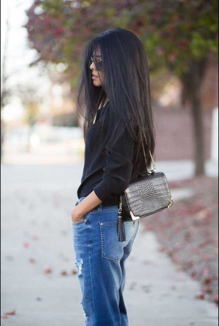 Брюнетка с боку