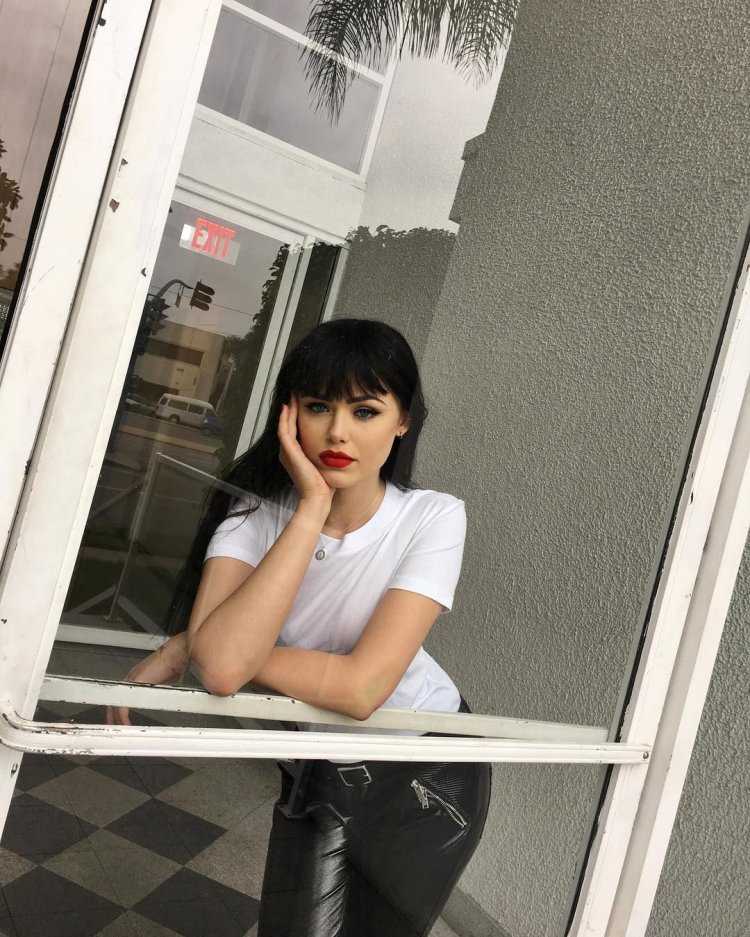 Кристина Базан брюнетка