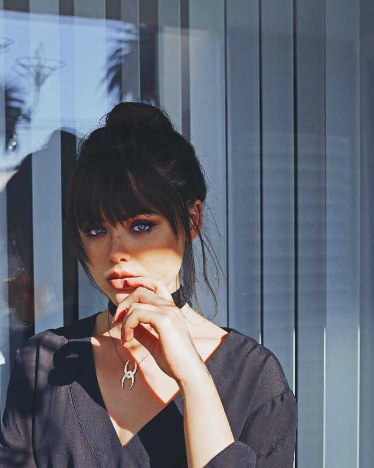 Кристина Базан брюнетка с челкой