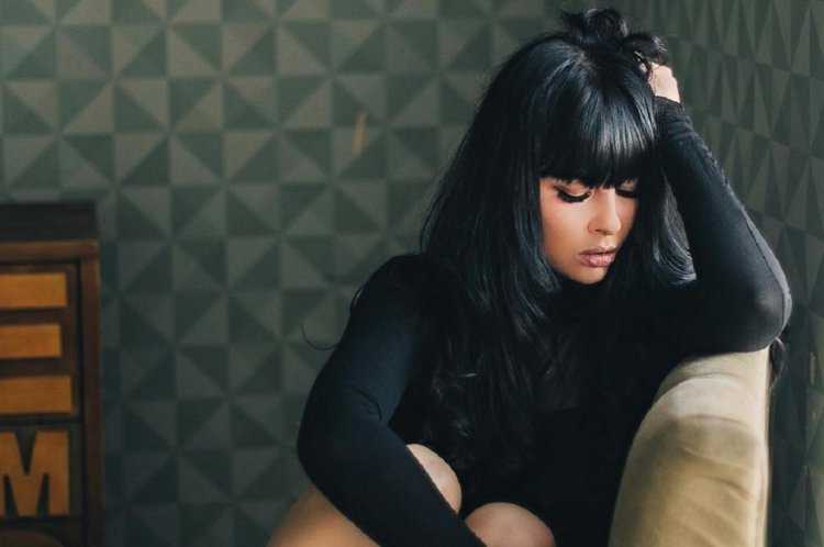 Брюнетки с челкой сбоку30