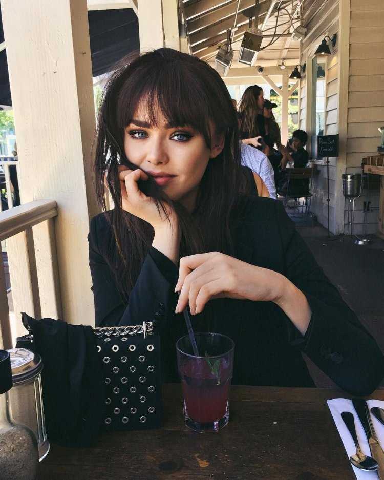 Брюнетки с челкой сбоку10