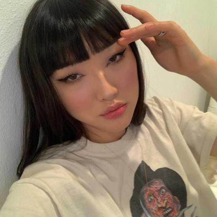 Брюнетки с челкой сбоку68