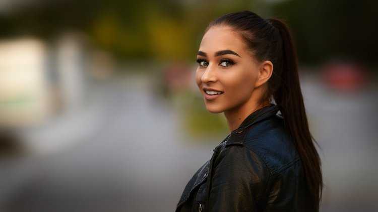 Красивые девушки с хвостиком