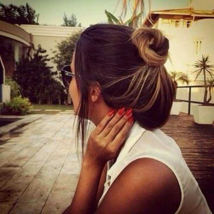 Девушка с пучком сзади