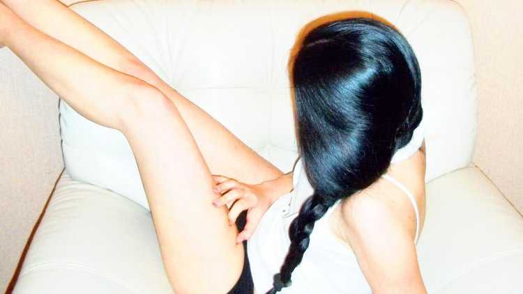 Девушка брюнетка с хвостиком