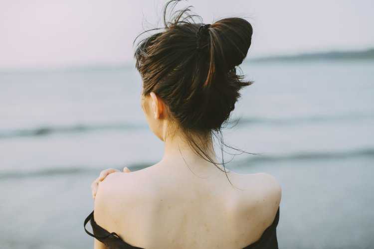 Плечо девушки со спины